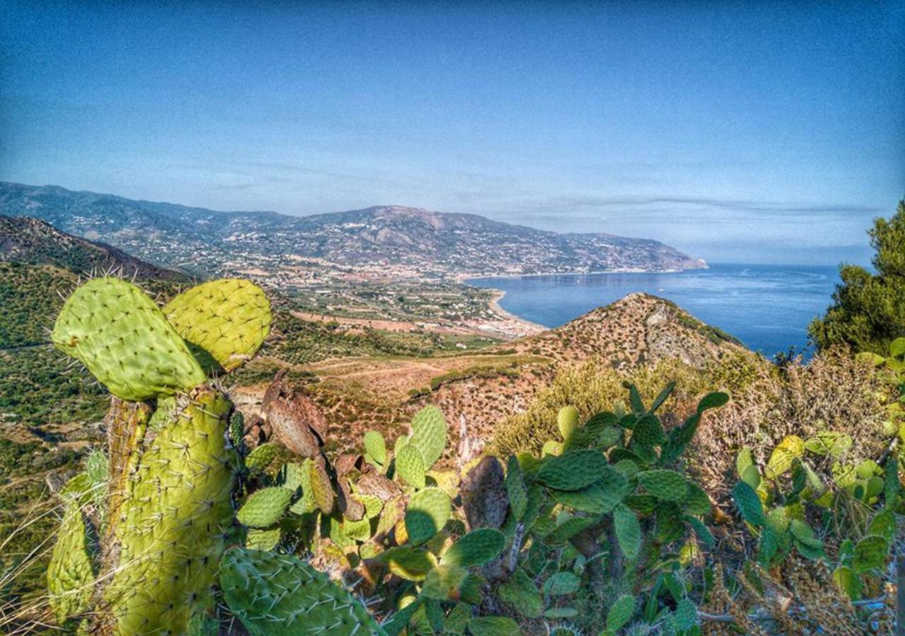 Aparthotel Baia Dei Delfini Furnari Esterno foto